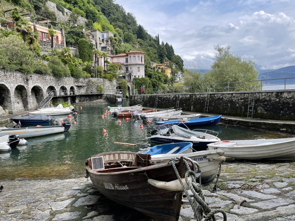 Bootshafen in der Bucht von Carmine bei Cannobio am Lago Maggiore