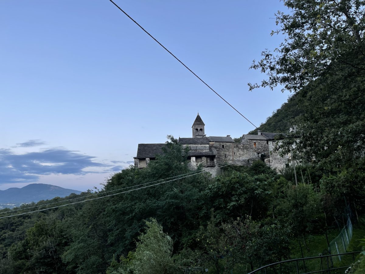 Carmine Superiore mit Kirche oberhalb des Lago Maggiore
