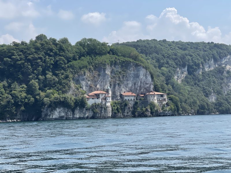 Kloster an der Felswand am Lago Maggiore